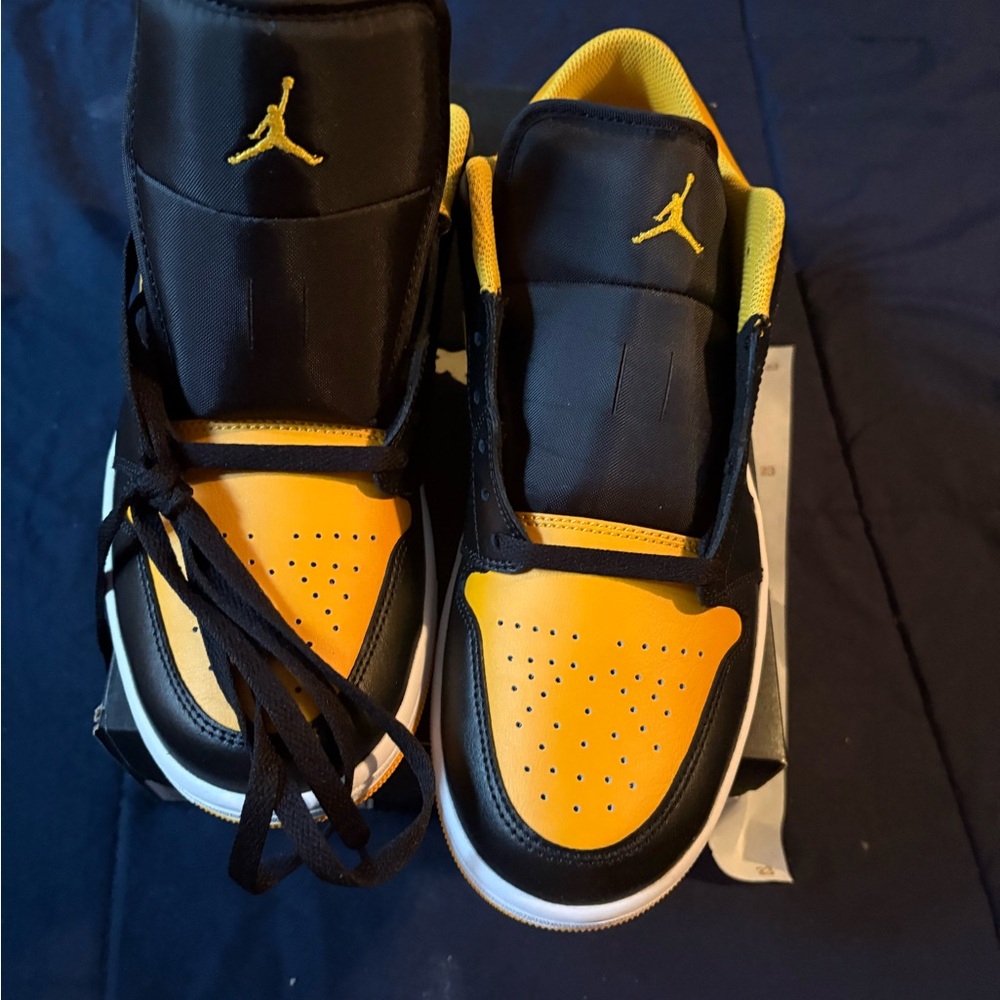 Air Jordan Low Black and Yellow Sneakers size 10 and a half - Picture 7 of 7